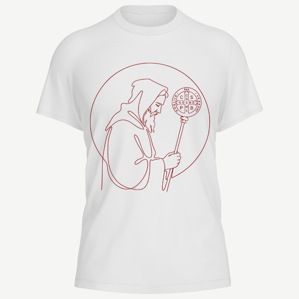 Camiseta branca vista de frente, com São Bento desenhado em vermelho escuro no peito: figura de perfil, de hábito e capuz, segurando o báculo de abade encimado pela medalha de São Bento — tudo em traço contínuo de uma linha só, dentro de um círculo.