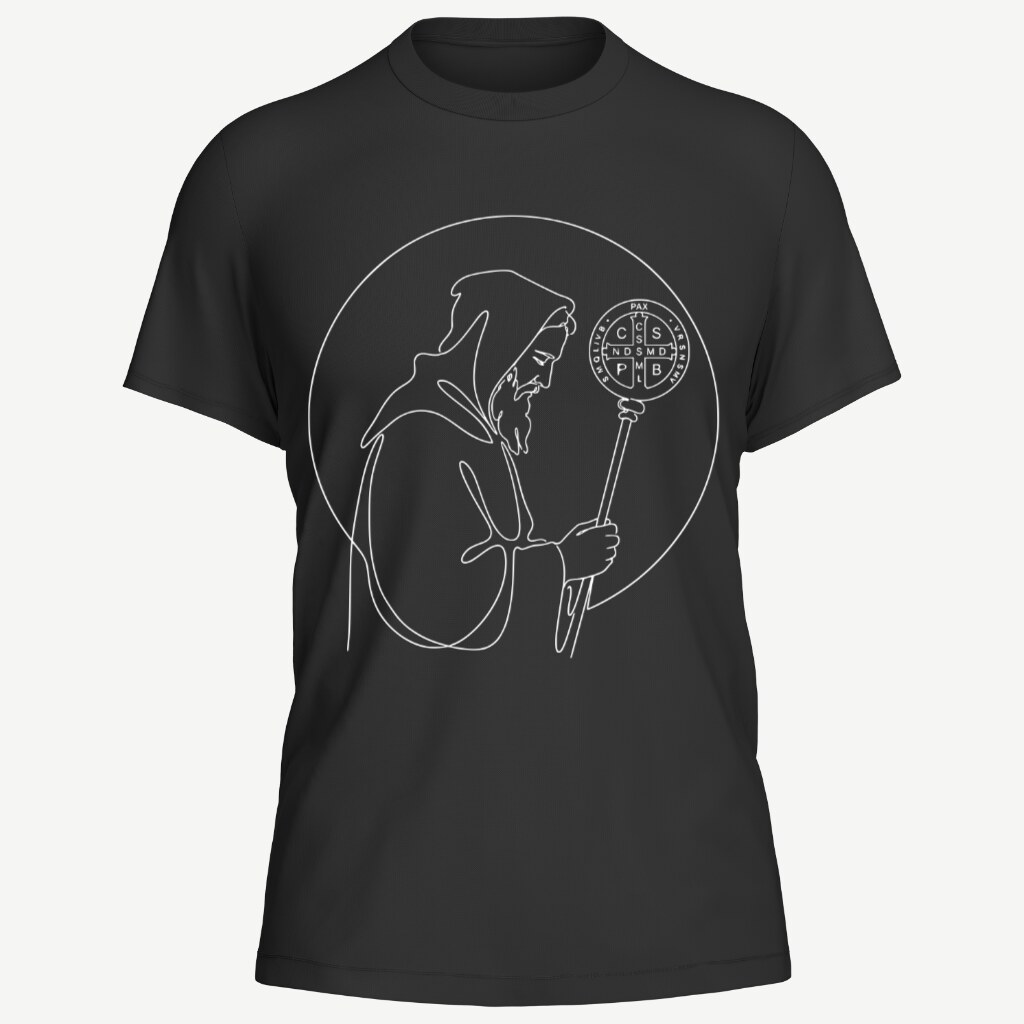 Camiseta preta vista de frente, com São Bento desenhado em branco no peito: figura de perfil, de hábito e capuz, segurando o báculo de abade encimado pela medalha de São Bento — tudo em traço contínuo de uma linha só, dentro de um círculo.
