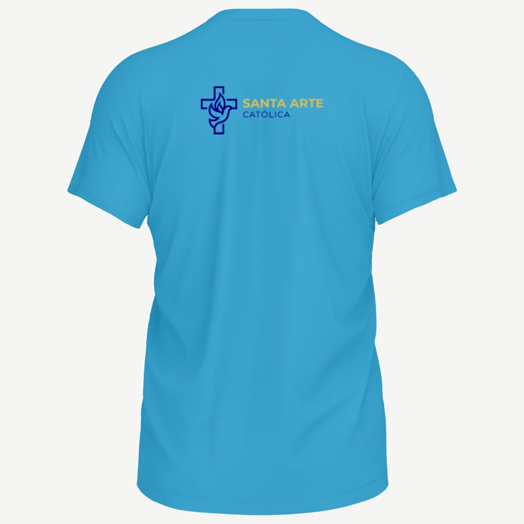 Camiseta azul turquesa vista de costas, com a logo da Santa Arte Católica impressa pequena entre os ombros: a cruz vazada com a pomba e a chama, e o nome da marca ao lado.