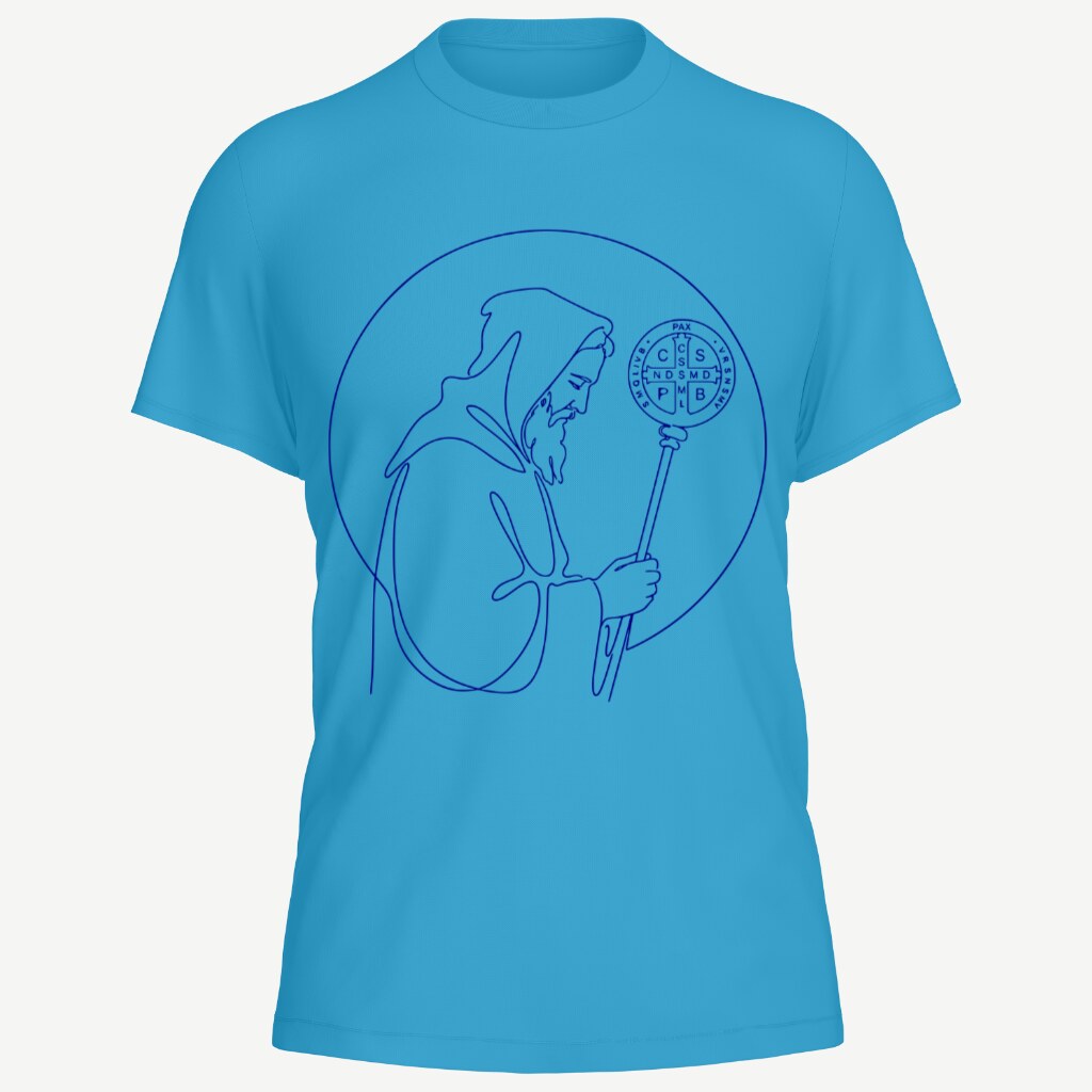 Camiseta azul turquesa vista de frente, com São Bento desenhado em azul mariano no peito: figura de perfil, de hábito e capuz, segurando o báculo de abade encimado pela medalha de São Bento — tudo em traço contínuo de uma linha só, dentro de um círculo.