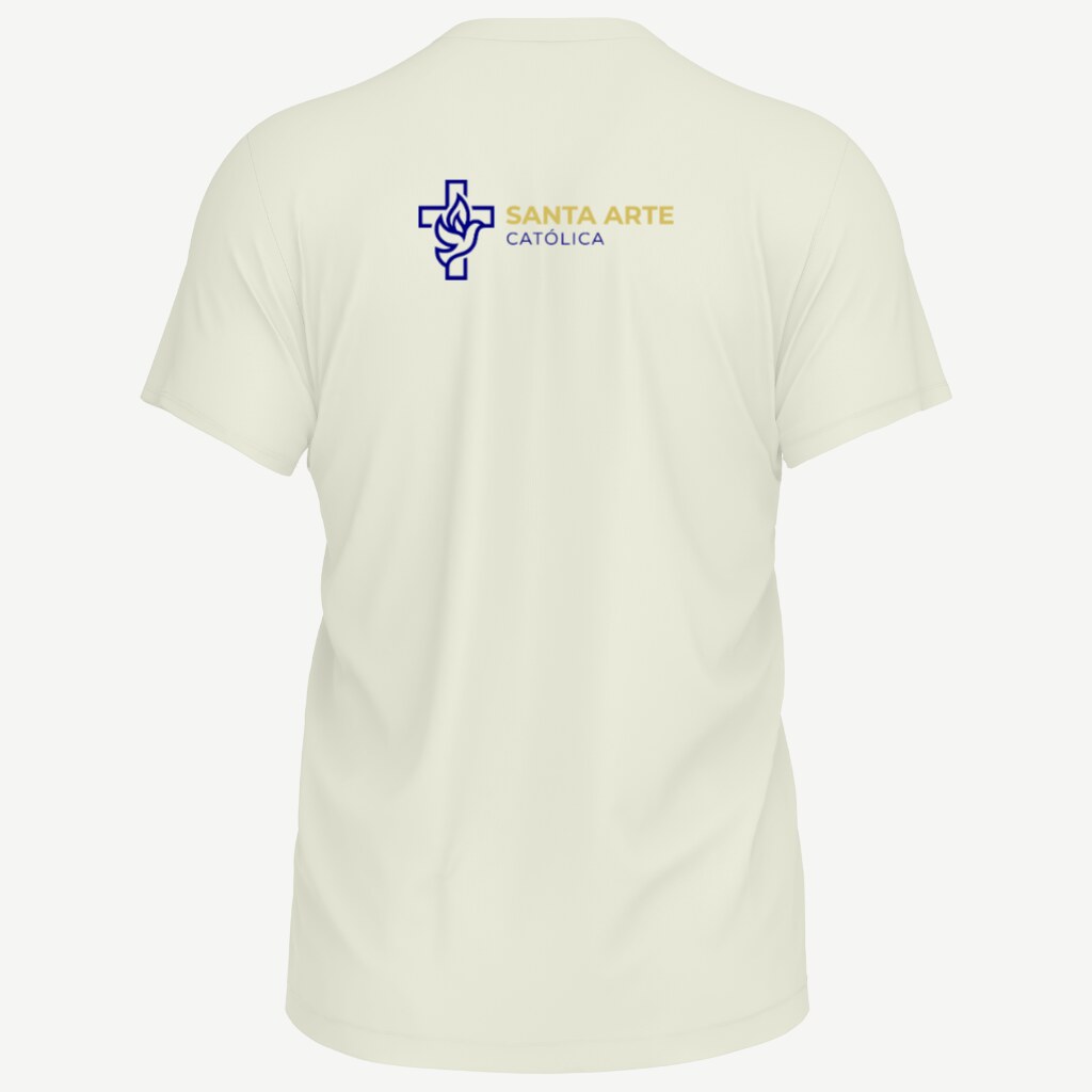 Camiseta off-white vista de costas, com a logo da Santa Arte Católica impressa pequena entre os ombros: a cruz vazada com a pomba e a chama, e o nome da marca ao lado.