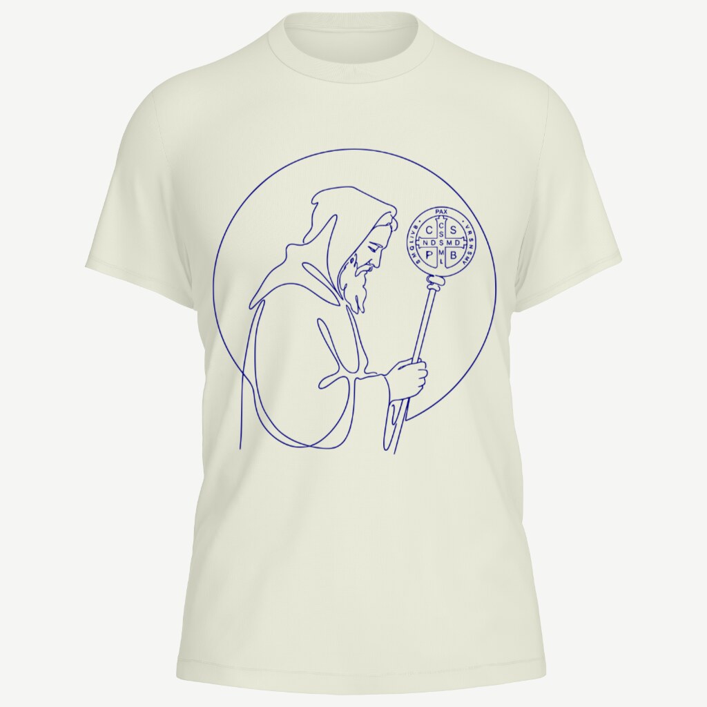 Camiseta off-white vista de frente, com São Bento desenhado em azul mariano no peito: figura de perfil, de hábito e capuz, segurando o báculo de abade encimado pela medalha de São Bento — tudo em traço contínuo de uma linha só, dentro de um círculo.
