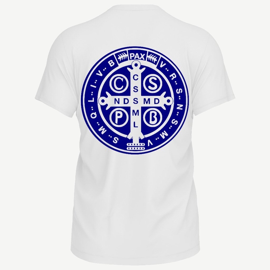 Camiseta branca vista de costas, com o verso da medalha de São Bento impresso em grande e em azul mariano: a cruz ao centro, CSSML e NDSMD nos braços, CSPB nos quadrantes, PAX no topo e VRSNSMV SMQLIVB em círculo ao redor.