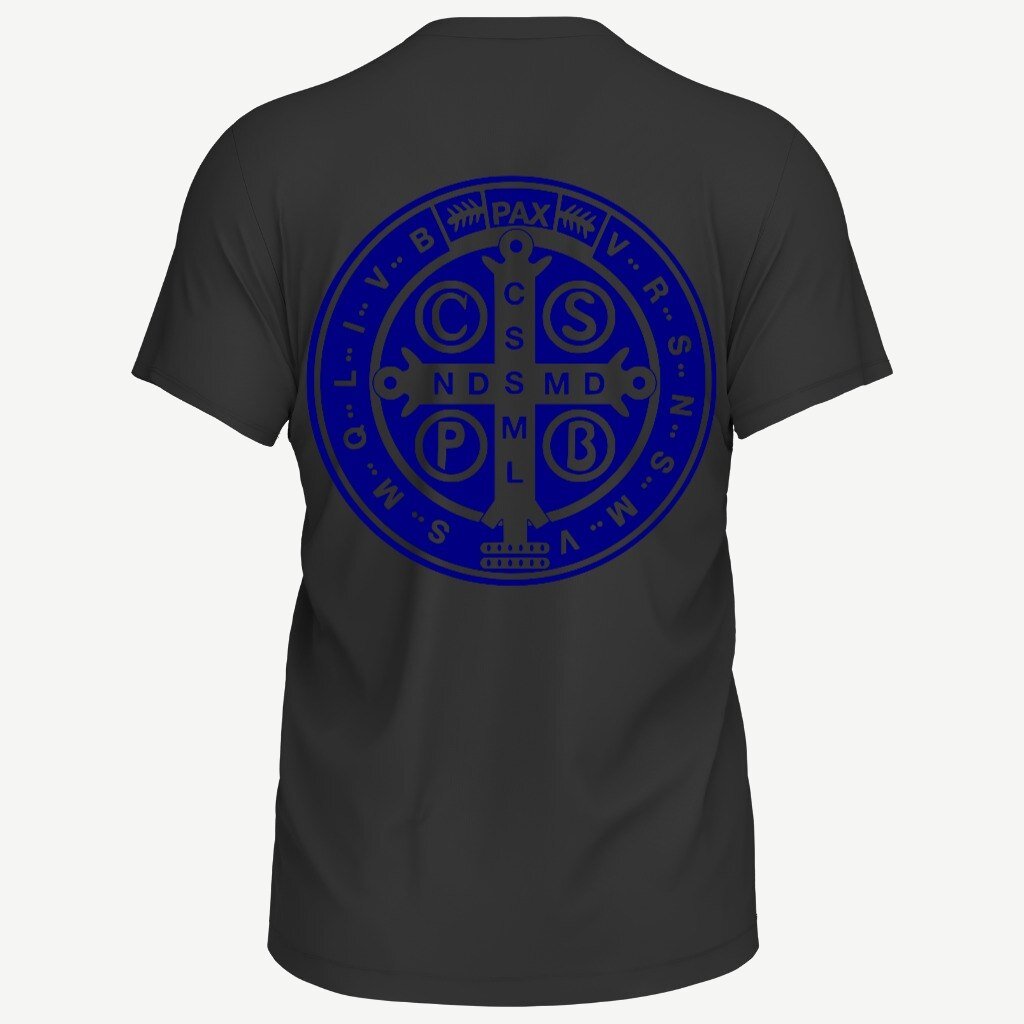 Camiseta preta vista de costas, com o verso da medalha de São Bento impresso em grande e em azul mariano: a cruz ao centro, CSSML e NDSMD nos braços, CSPB nos quadrantes, PAX no topo e VRSNSMV SMQLIVB em círculo ao redor.