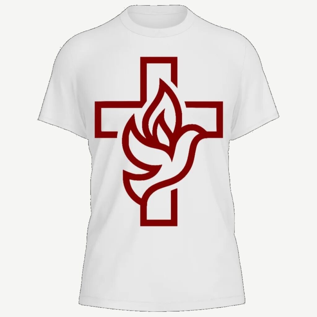 Camiseta vista de frente, com a cruz vazada e a pomba da Santa Arte Católica impressas em grande no peito, em bordô.