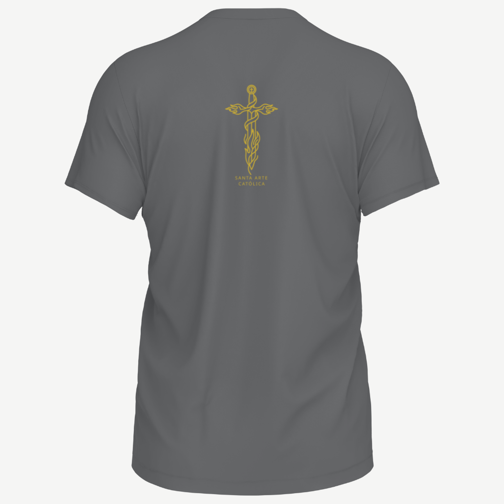 Cruz vazada com pomba e chama da Santa Arte Católica, pequena entre os ombros, em dourado sobre camiseta cinza chumbo.