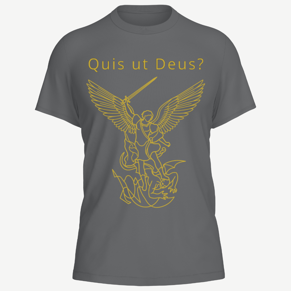 São Miguel Arcanjo com espada erguida e asas abertas, pisando sobre o dragão vencido; acima, o dístico Quis ut Deus?, em contorno dourado sobre camiseta cinza chumbo.