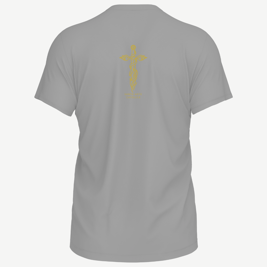 Cruz vazada com pomba e chama da Santa Arte Católica, pequena entre os ombros, em dourado sobre camiseta cinza mescla.