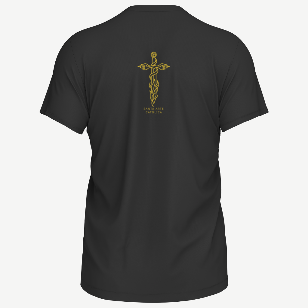 Cruz vazada com pomba e chama da Santa Arte Católica, pequena entre os ombros, em dourado sobre camiseta preta.