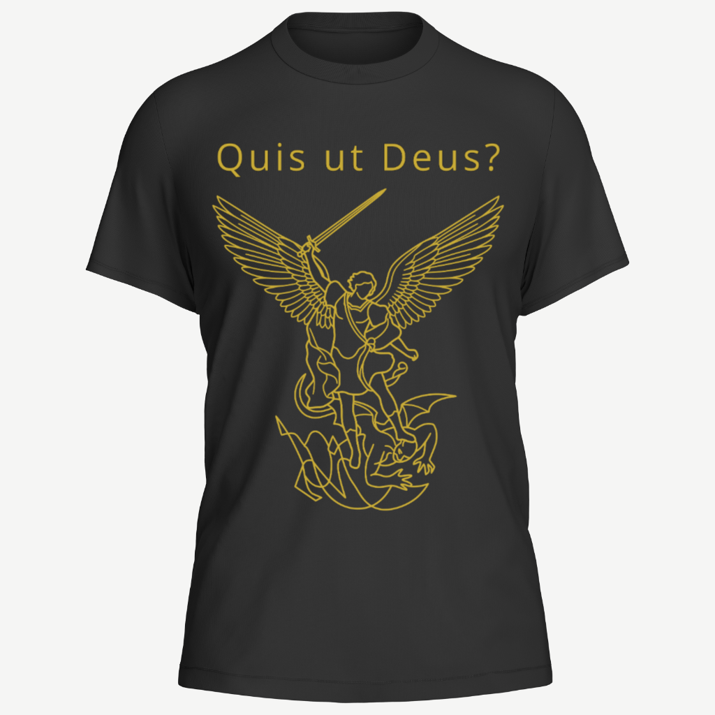 São Miguel Arcanjo com espada erguida e asas abertas, pisando sobre o dragão vencido; acima, o dístico Quis ut Deus?, em contorno dourado sobre camiseta preta.