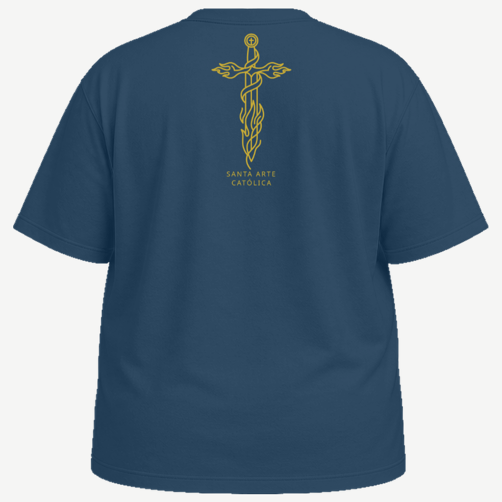 Cruz vazada com pomba e chama da Santa Arte Católica, pequena entre os ombros, em dourado sobre camiseta plus size azul-marinho.
