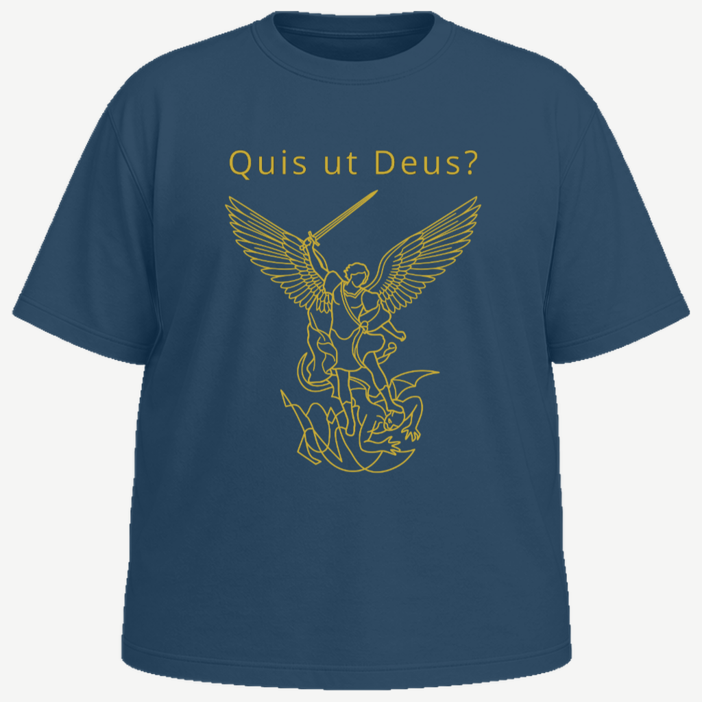 São Miguel Arcanjo com espada erguida e asas abertas, pisando sobre o dragão vencido; acima, o dístico Quis ut Deus?, em contorno dourado sobre camiseta plus size azul-marinho.