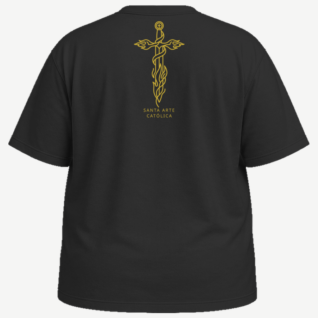 Cruz vazada com pomba e chama da Santa Arte Católica, pequena entre os ombros, em dourado sobre camiseta plus size preta.