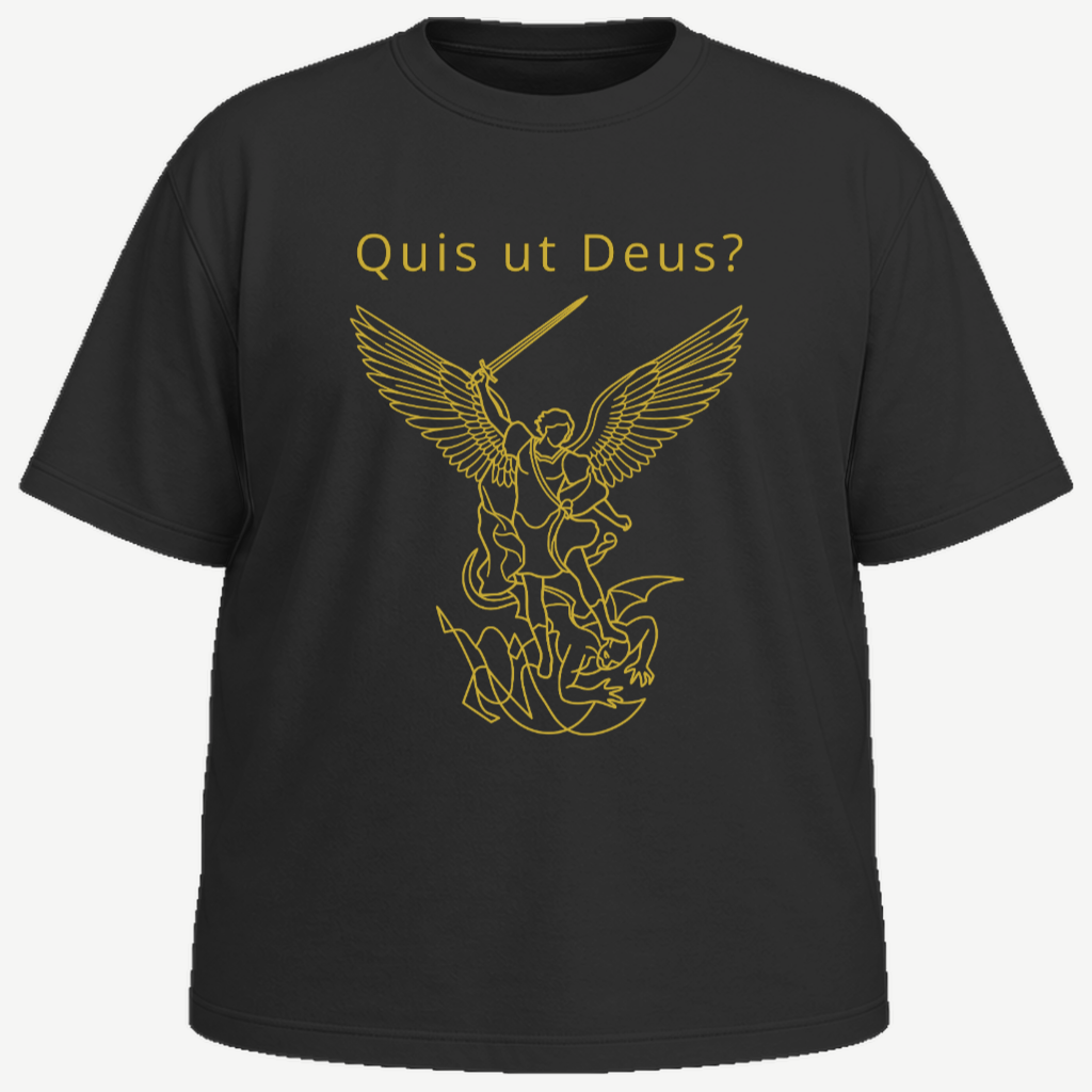São Miguel Arcanjo com espada erguida e asas abertas, pisando sobre o dragão vencido; acima, o dístico Quis ut Deus?, em contorno dourado sobre camiseta plus size preta.