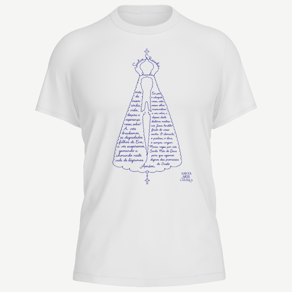 Camiseta branca com a oração Salve Rainha escrita por completo, desenhando o manto e a coroa de Nossa Senhora Aparecida, em tinta azul mariana