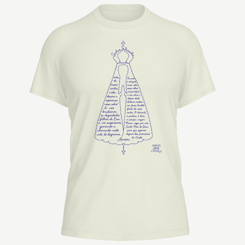 Camiseta offwhite com a oração Salve Rainha escrita por completo, desenhando o manto e a coroa de Nossa Senhora Aparecida, em tinta azul mariana