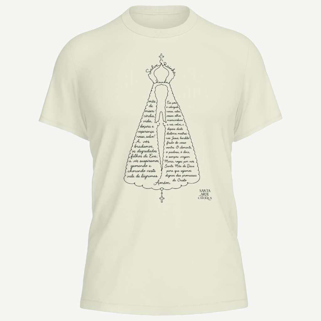 Camiseta offwhite com a oração Salve Rainha escrita por completo, desenhando o manto e a coroa de Nossa Senhora Aparecida, em tinta preta
