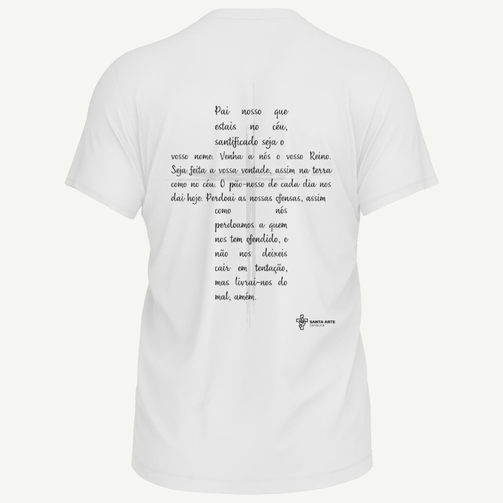 Costas de camiseta branca com o Pai-Nosso inteiro escrito sobre uma cruz, em tinta escura, e a logo da Santa Arte Católica pequena abaixo do texto