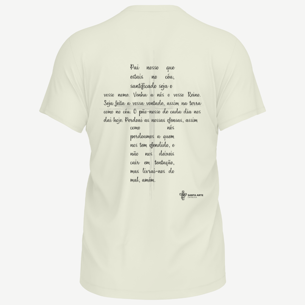 Costas de camiseta off-white com o Pai-Nosso inteiro escrito sobre uma cruz, em tinta escura, e a logo da Santa Arte Católica pequena abaixo do texto