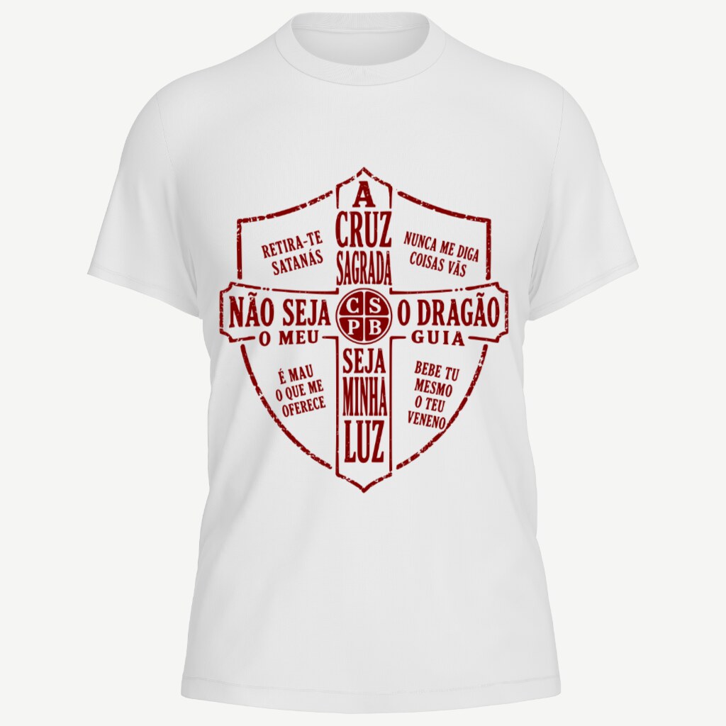 Camiseta branca vista de frente, com o escudo da cruz de São Bento estampado em grande no peito, em vermelho escuro: a oração de São Bento escrita por extenso em português pelos quadrantes do escudo e o monograma CSPB no centro da cruz, em traço de carimbo desgastado.