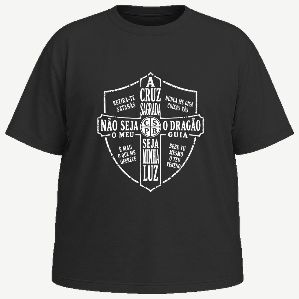 Camiseta preta vista de frente, com o escudo da cruz de São Bento estampado em grande no peito, em branco: a oração de São Bento escrita por extenso em português pelos quadrantes do escudo e o monograma CSPB no centro da cruz, em traço de carimbo desgastado.