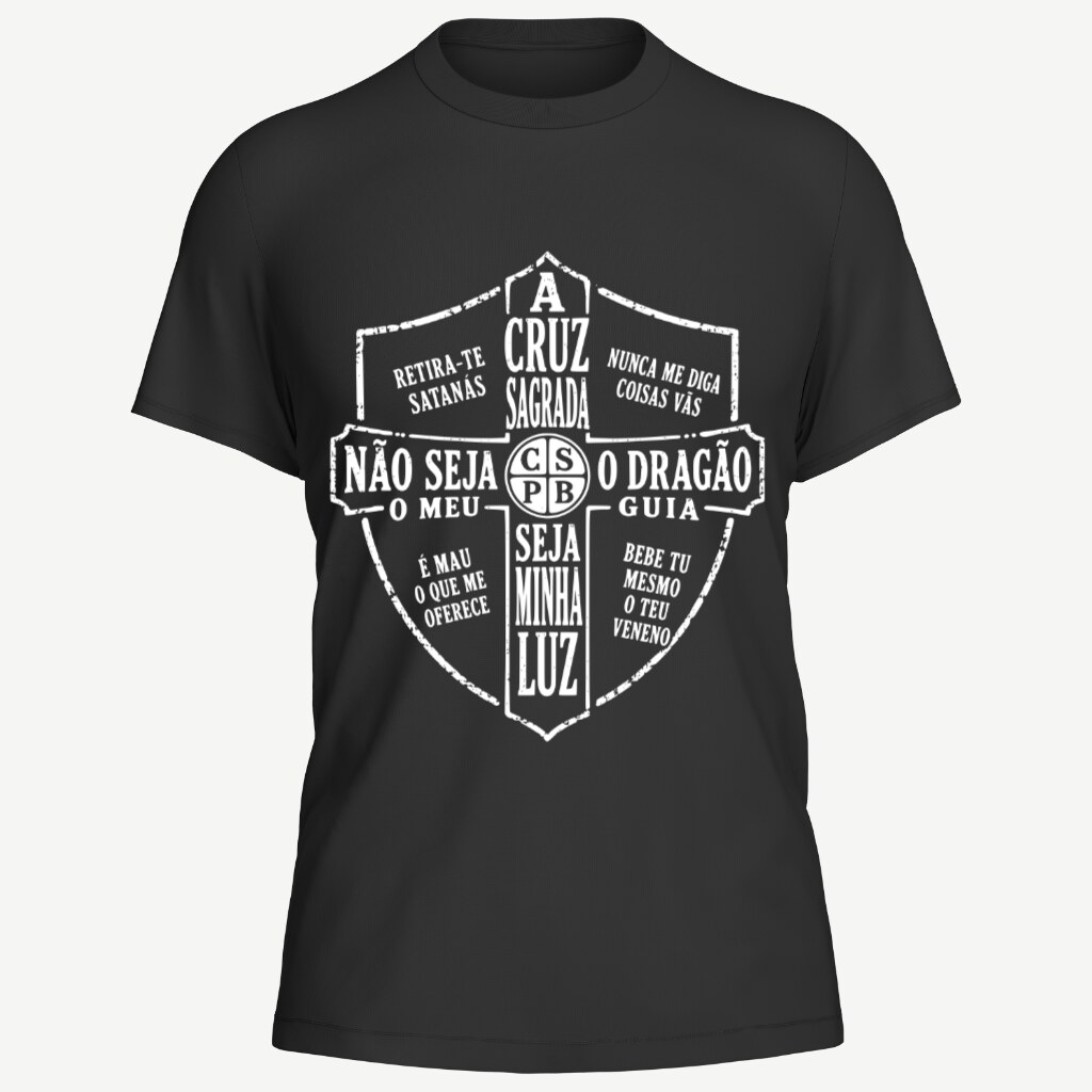Camiseta preta vista de frente, com o escudo da cruz de São Bento estampado em grande no peito, em branco: a oração de São Bento escrita por extenso em português pelos quadrantes do escudo e o monograma CSPB no centro da cruz, em traço de carimbo desgastado.