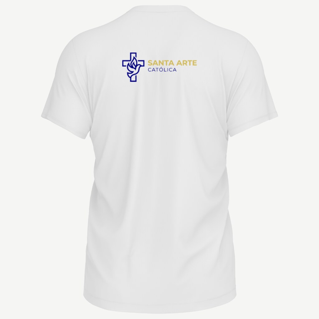 Camiseta branca vista de costas, com a logo da Santa Arte Católica impressa pequena entre os ombros: a cruz vazada com a pomba e a chama, e o nome da marca ao lado.