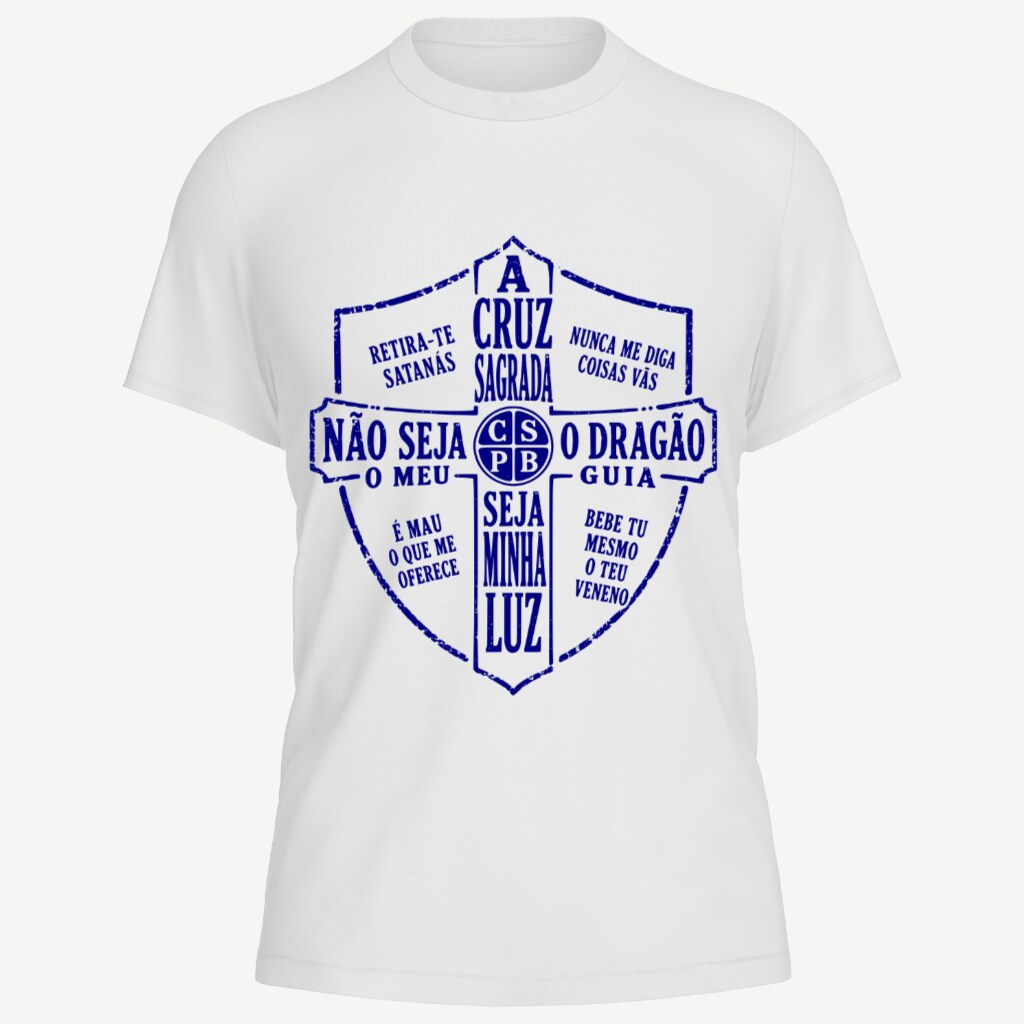 Camiseta branca vista de frente, com o escudo da cruz de São Bento estampado em grande no peito, em azul mariano: a oração de São Bento escrita por extenso em português pelos quadrantes do escudo e o monograma CSPB no centro da cruz, em traço de carimbo desgastado.