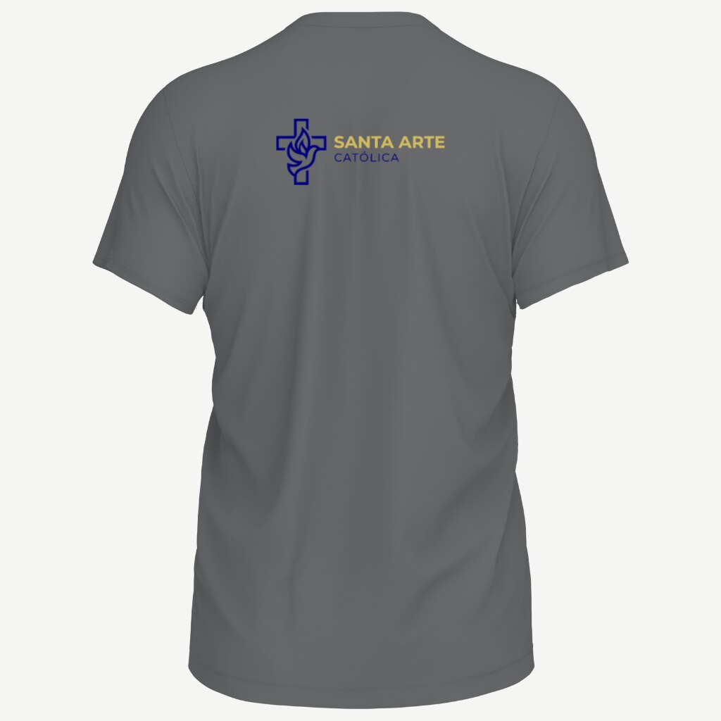 Camiseta cinza chumbo vista de costas, com a logo da Santa Arte Católica impressa pequena entre os ombros: a cruz vazada com a pomba e a chama, e o nome da marca ao lado.