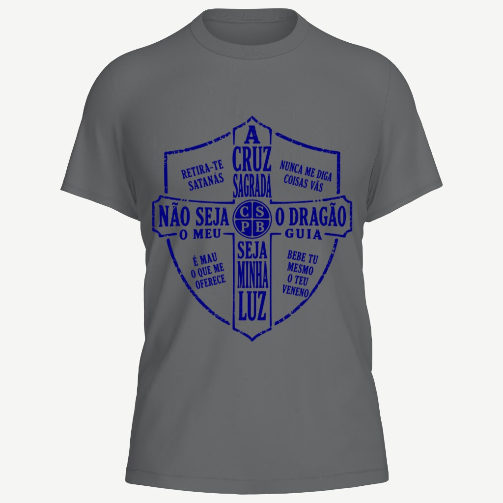 Camiseta cinza chumbo vista de frente, com o escudo da cruz de São Bento estampado em grande no peito, em azul mariano: a oração de São Bento escrita por extenso em português pelos quadrantes do escudo e o monograma CSPB no centro da cruz, em traço de carimbo desgastado.