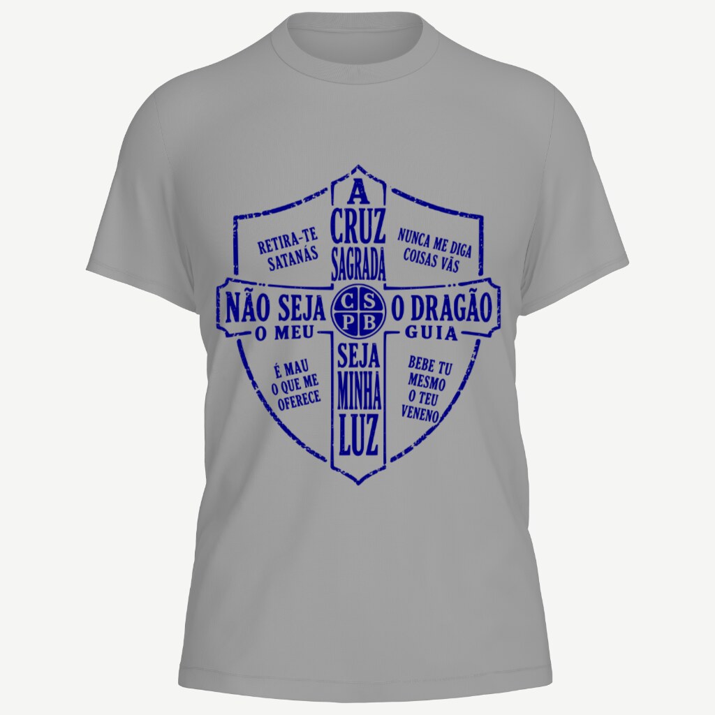 Camiseta cinza mescla vista de frente, com o escudo da cruz de São Bento estampado em grande no peito, em azul mariano: a oração de São Bento escrita por extenso em português pelos quadrantes do escudo e o monograma CSPB no centro da cruz, em traço de carimbo desgastado.