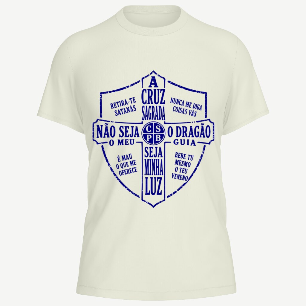 Camiseta off-white vista de frente, com o escudo da cruz de São Bento estampado em grande no peito, em azul mariano: a oração de São Bento escrita por extenso em português pelos quadrantes do escudo e o monograma CSPB no centro da cruz, em traço de carimbo desgastado.