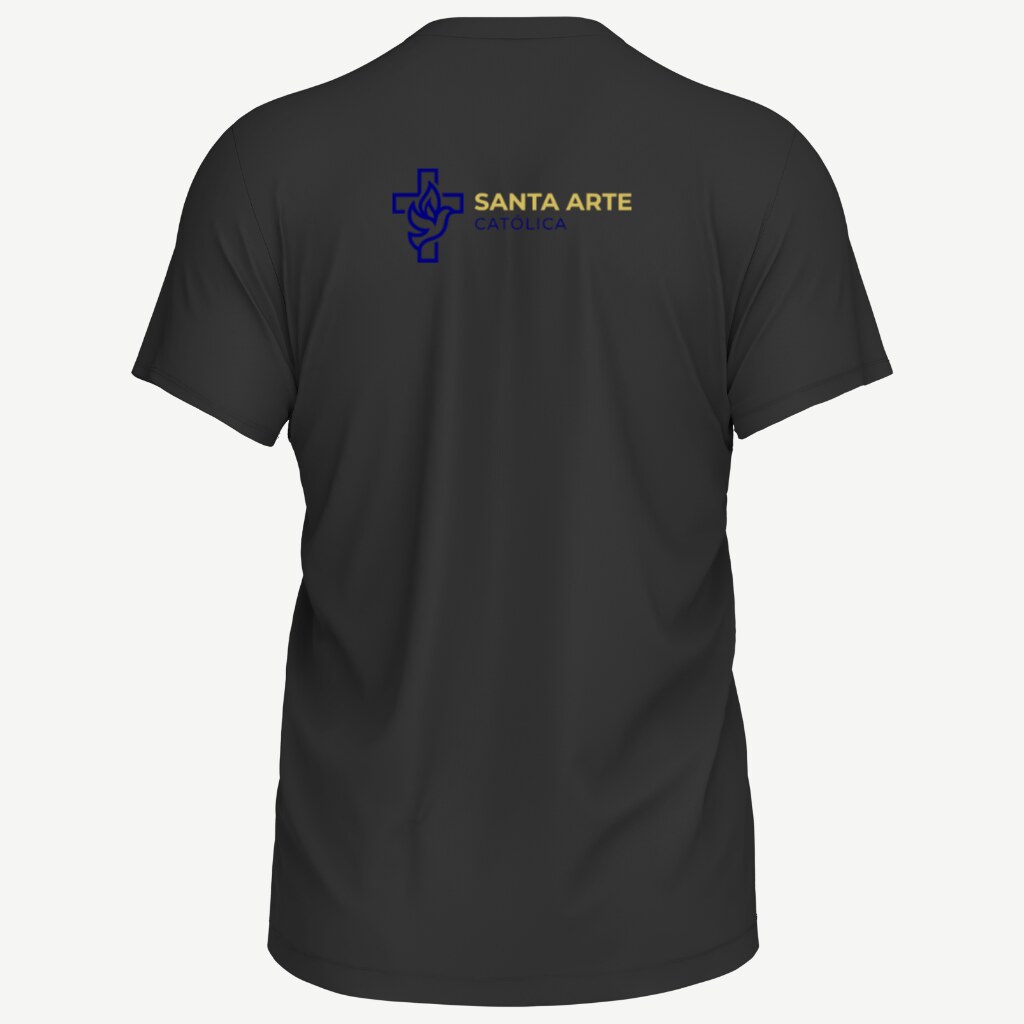 Camiseta preta vista de costas, com a logo da Santa Arte Católica impressa pequena entre os ombros: a cruz vazada com a pomba e a chama, e o nome da marca ao lado.
