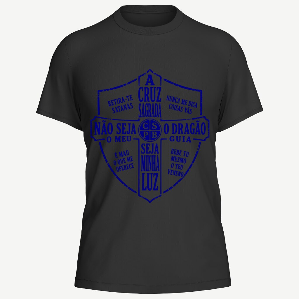 Camiseta preta vista de frente, com o escudo da cruz de São Bento estampado em grande no peito, em azul mariano: a oração de São Bento escrita por extenso em português pelos quadrantes do escudo e o monograma CSPB no centro da cruz, em traço de carimbo desgastado.