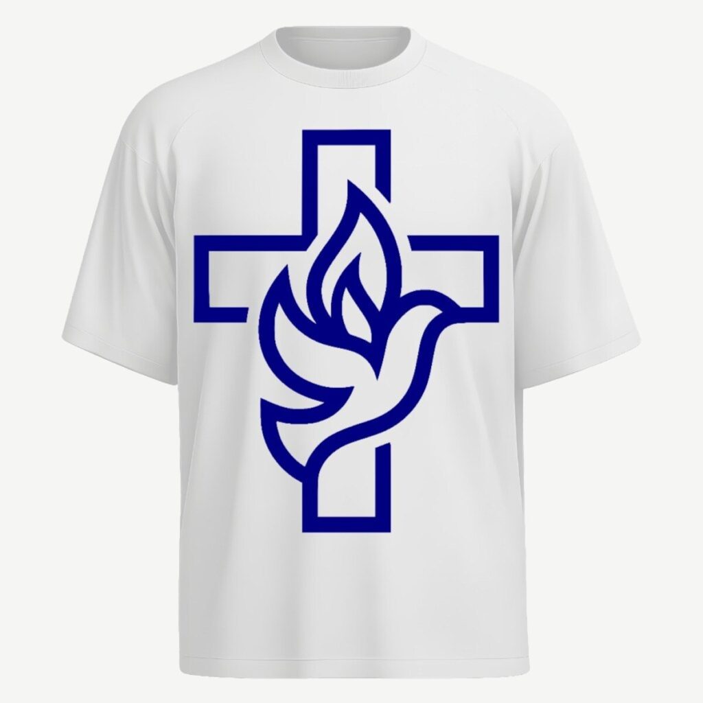Camiseta de corte oversized branca vista de frente, com a cruz vazada e a pomba da Santa Arte Católica impressas em grande no peito, em azul mariano.