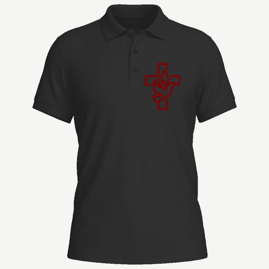 Camisa polo vista de frente, com a cruz vazada e a pomba da Santa Arte Católica impressas em tamanho pequeno no lado esquerdo do peito, em bordô.