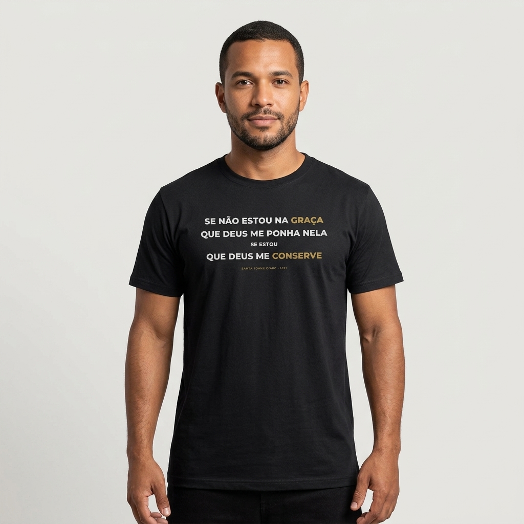 Camiseta Santa Joana d'Arc — A Graça — modelo masculino (Preta)