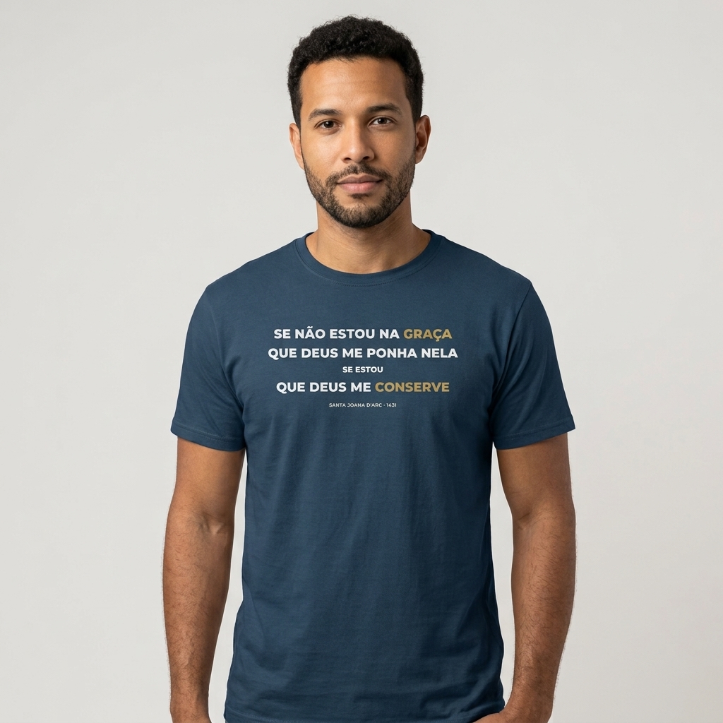 Camiseta Santa Joana d'Arc — A Graça — modelo masculino (Azul Marinho)