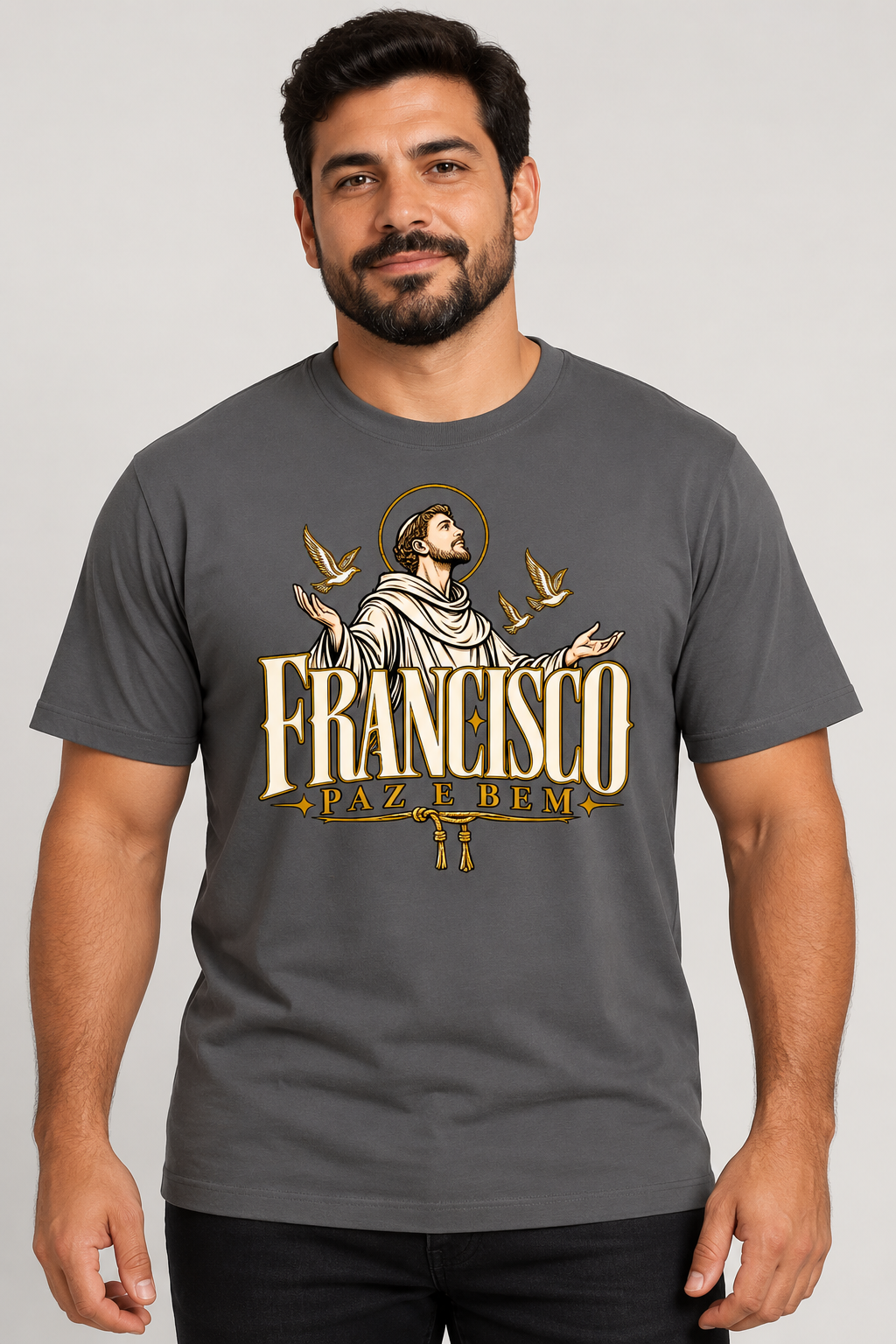 Modelo vestindo a camiseta São Francisco Paz e Bem na cor chumbo — homem