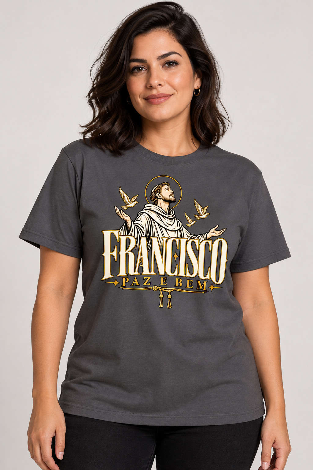 Modelo vestindo a camiseta São Francisco Paz e Bem na cor chumbo — mulher