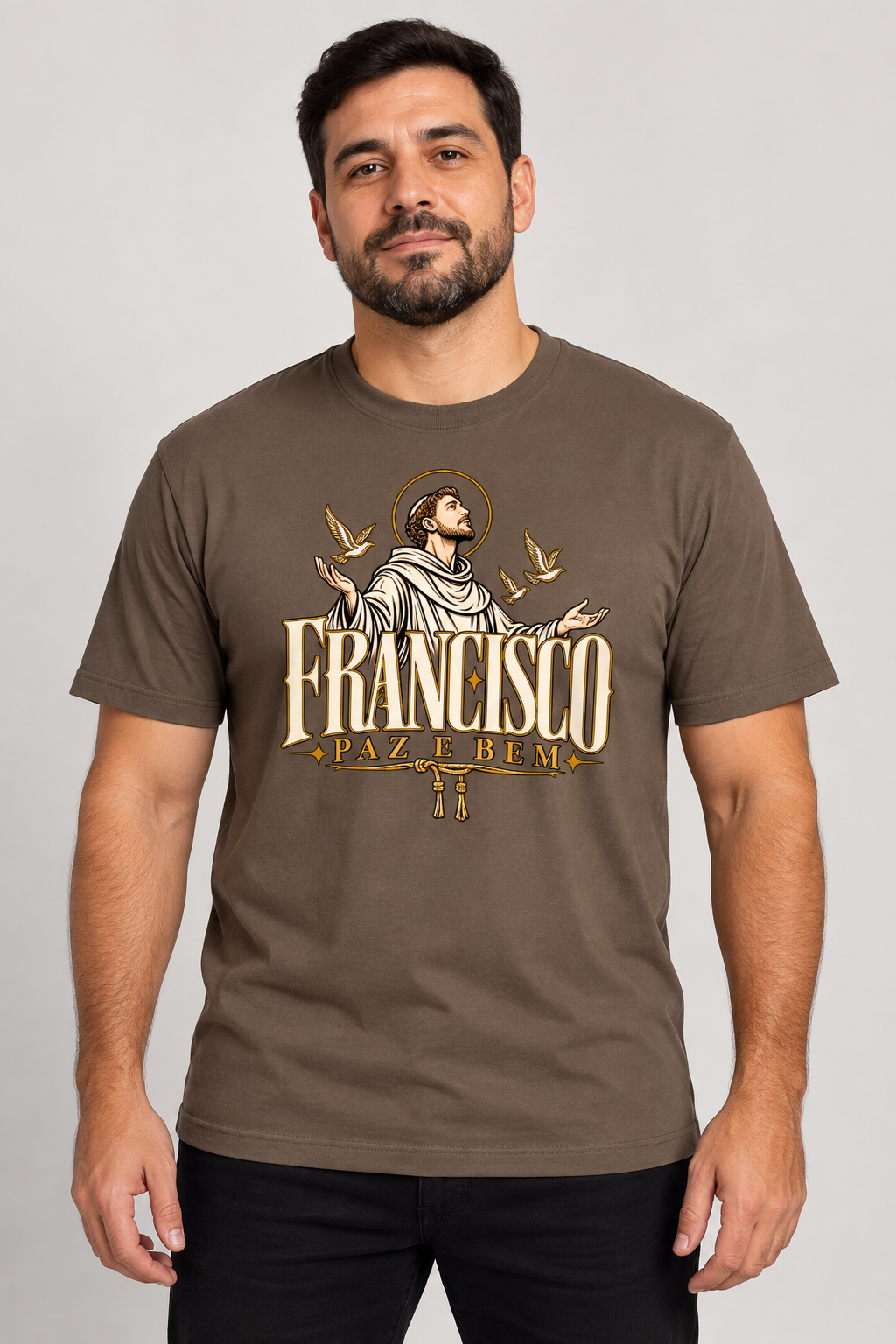 Modelo vestindo a camiseta São Francisco Paz e Bem na cor marrom — homem