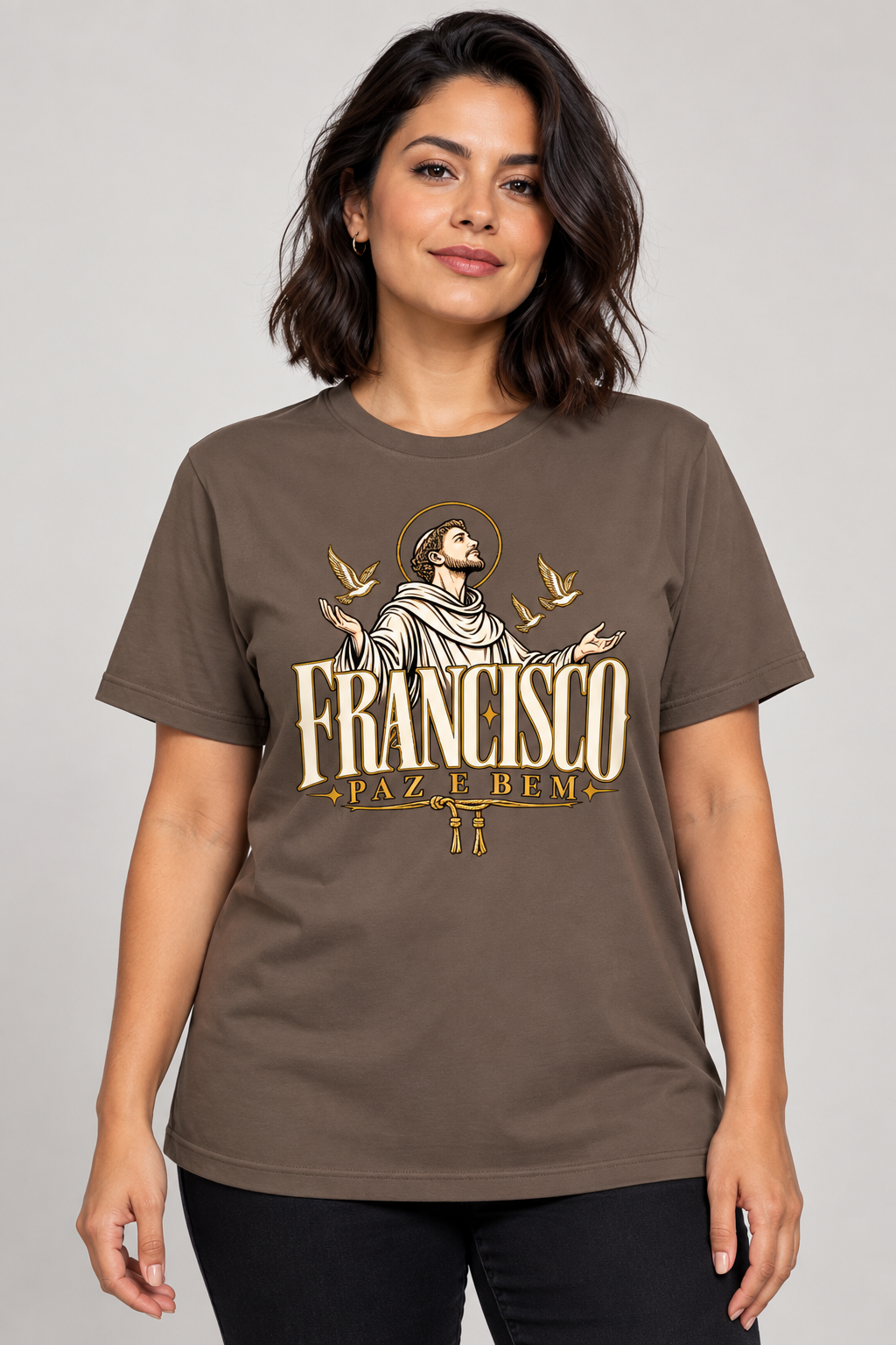 Modelo vestindo a camiseta São Francisco Paz e Bem na cor marrom — mulher