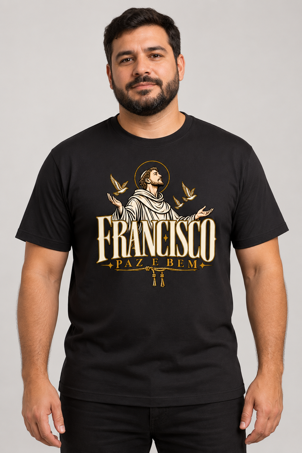 Modelo vestindo a camiseta São Francisco Paz e Bem na cor preta — homem