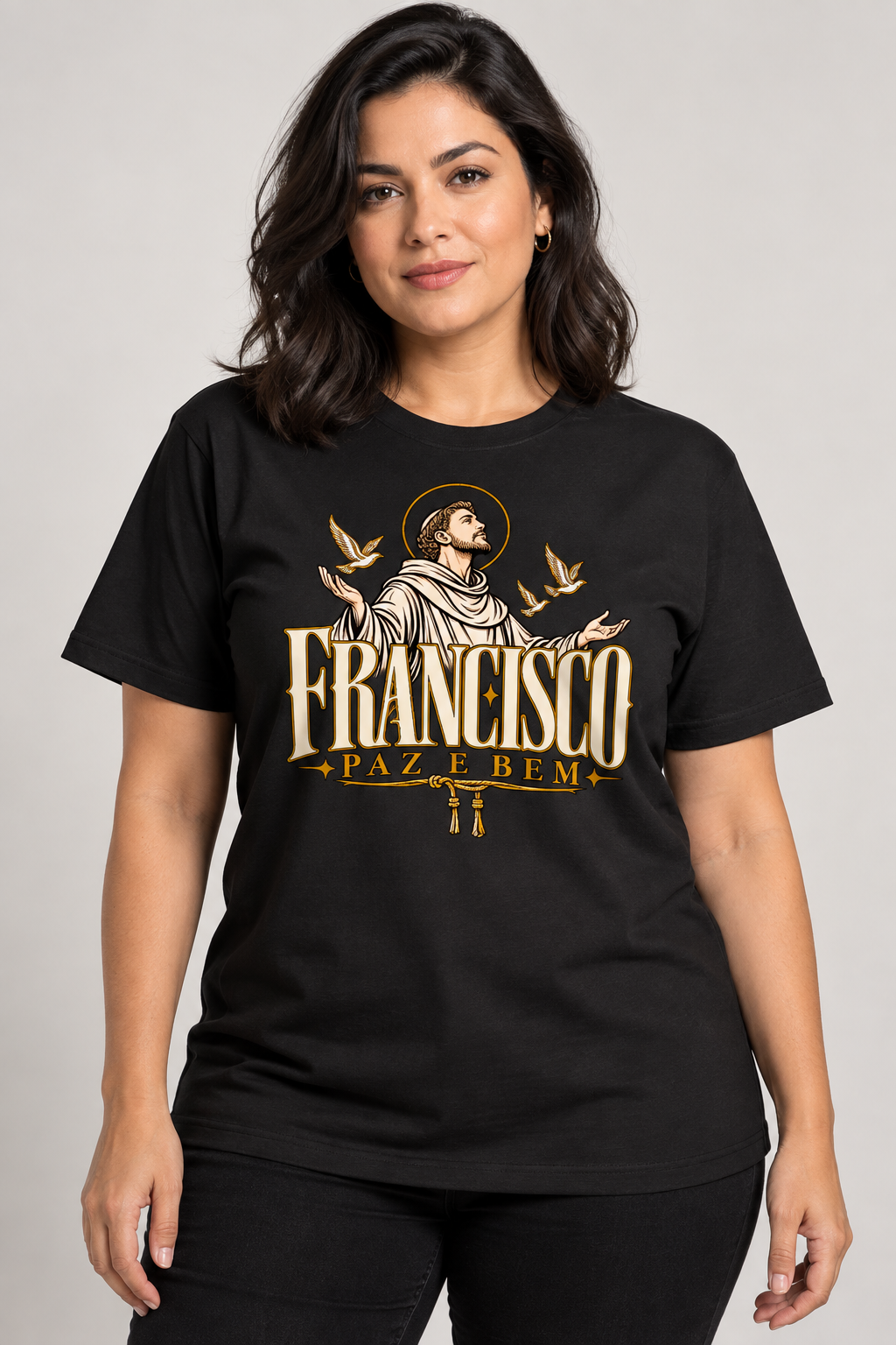 Modelo vestindo a camiseta São Francisco Paz e Bem na cor preta — mulher