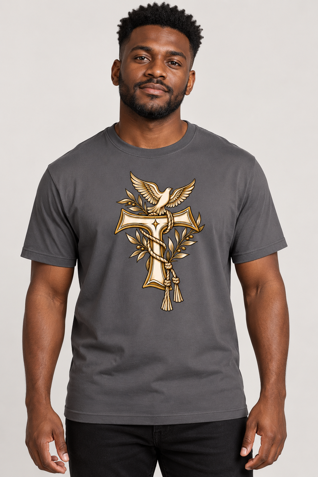 Modelo vestindo a camiseta São Francisco Tau na cor chumbo — homem