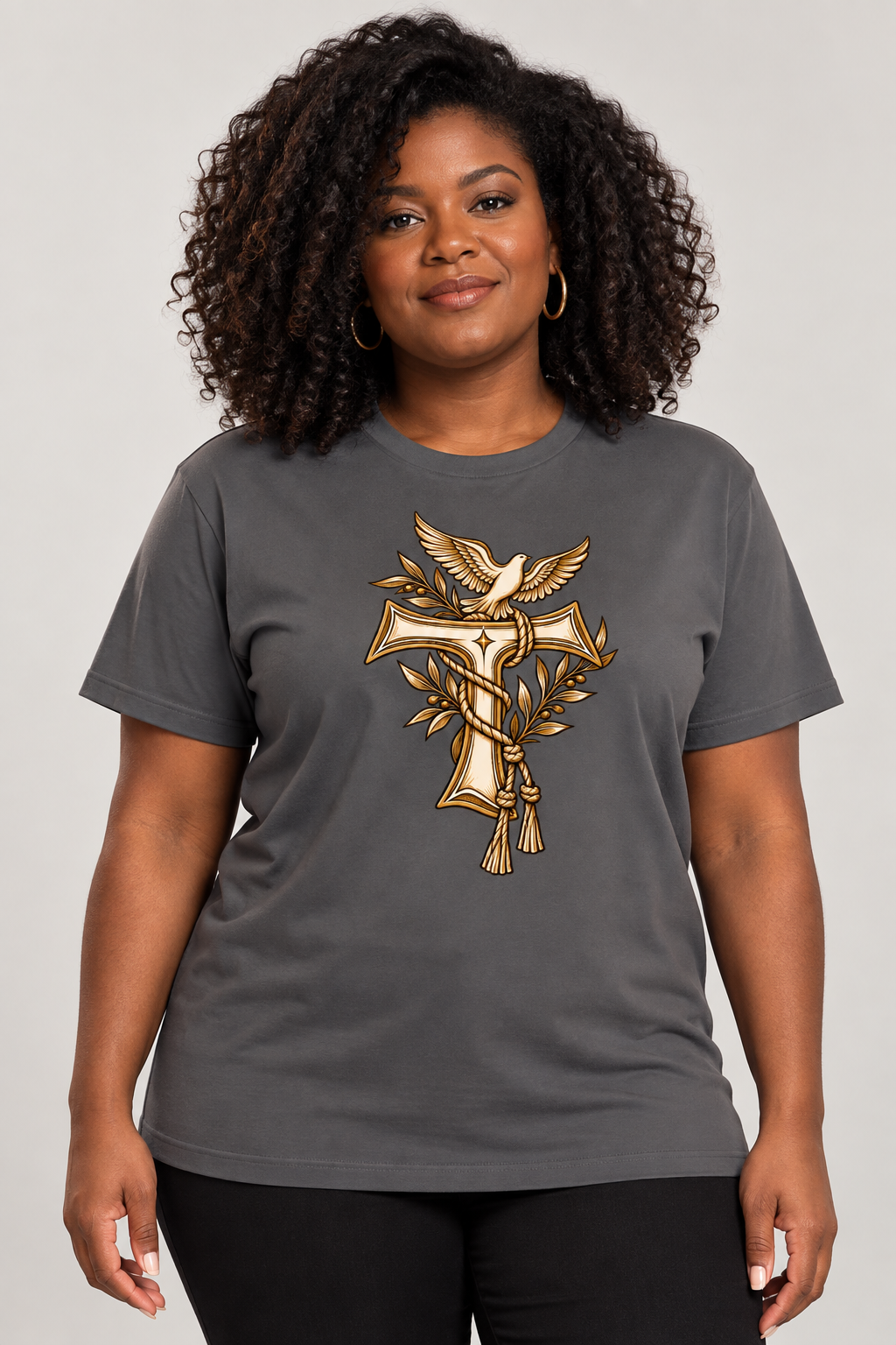 Modelo vestindo a camiseta São Francisco Tau na cor chumbo — mulher