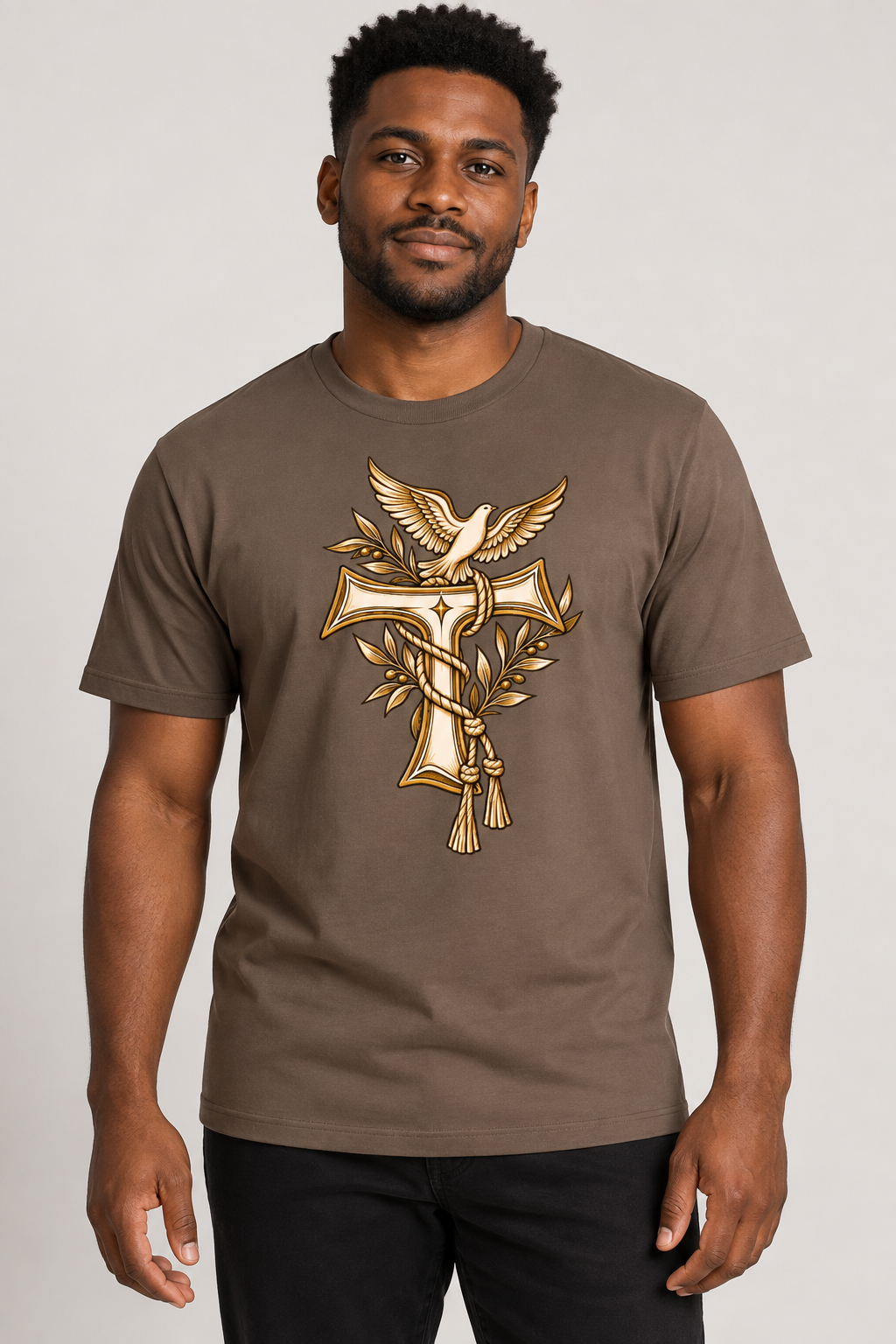 Modelo vestindo a camiseta São Francisco Tau na cor marrom — homem