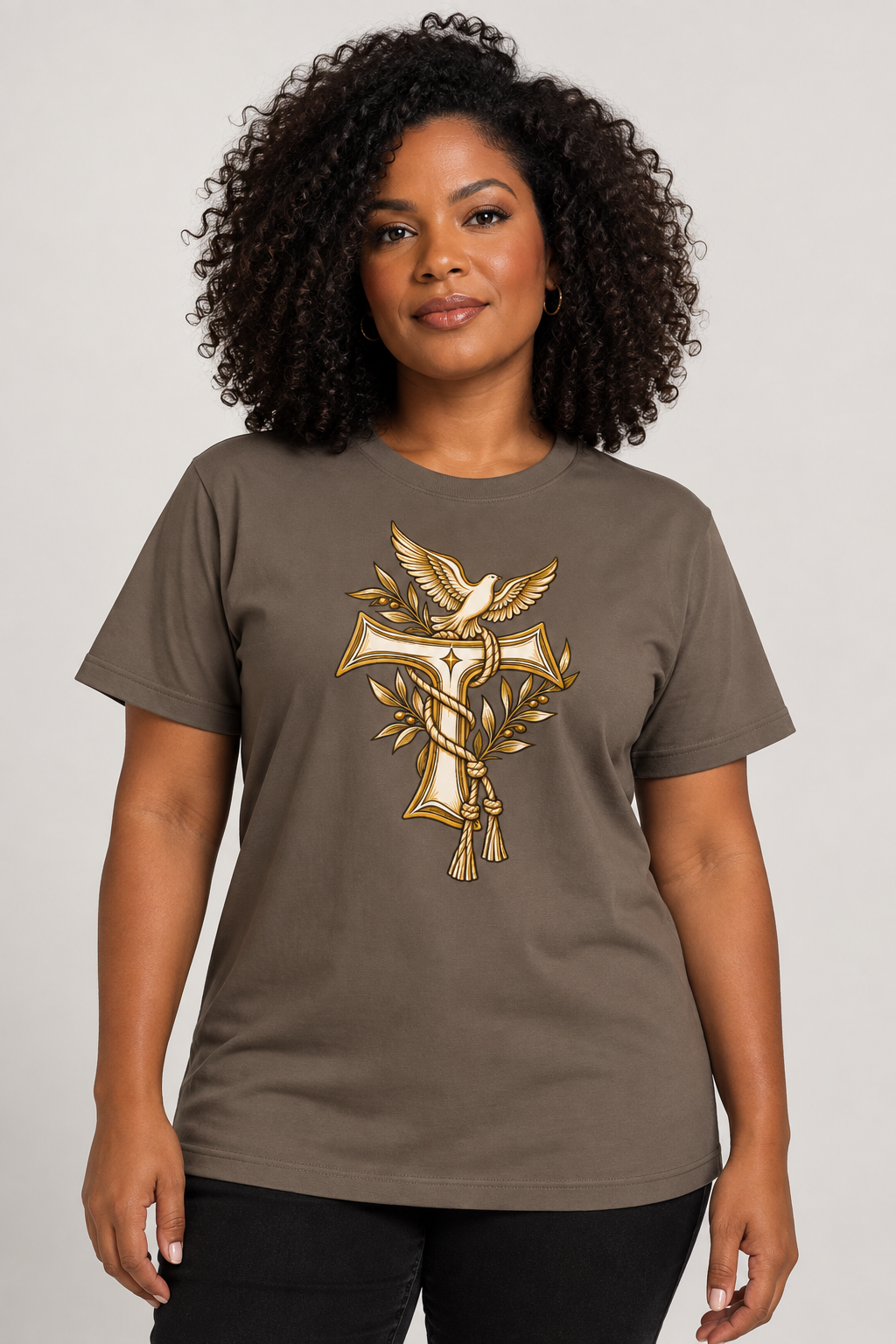 Modelo vestindo a camiseta São Francisco Tau na cor marrom — mulher