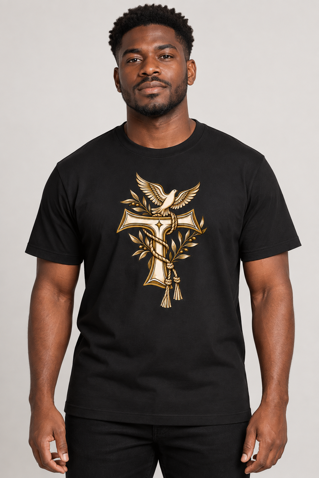 Modelo vestindo a camiseta São Francisco Tau na cor preta — homem