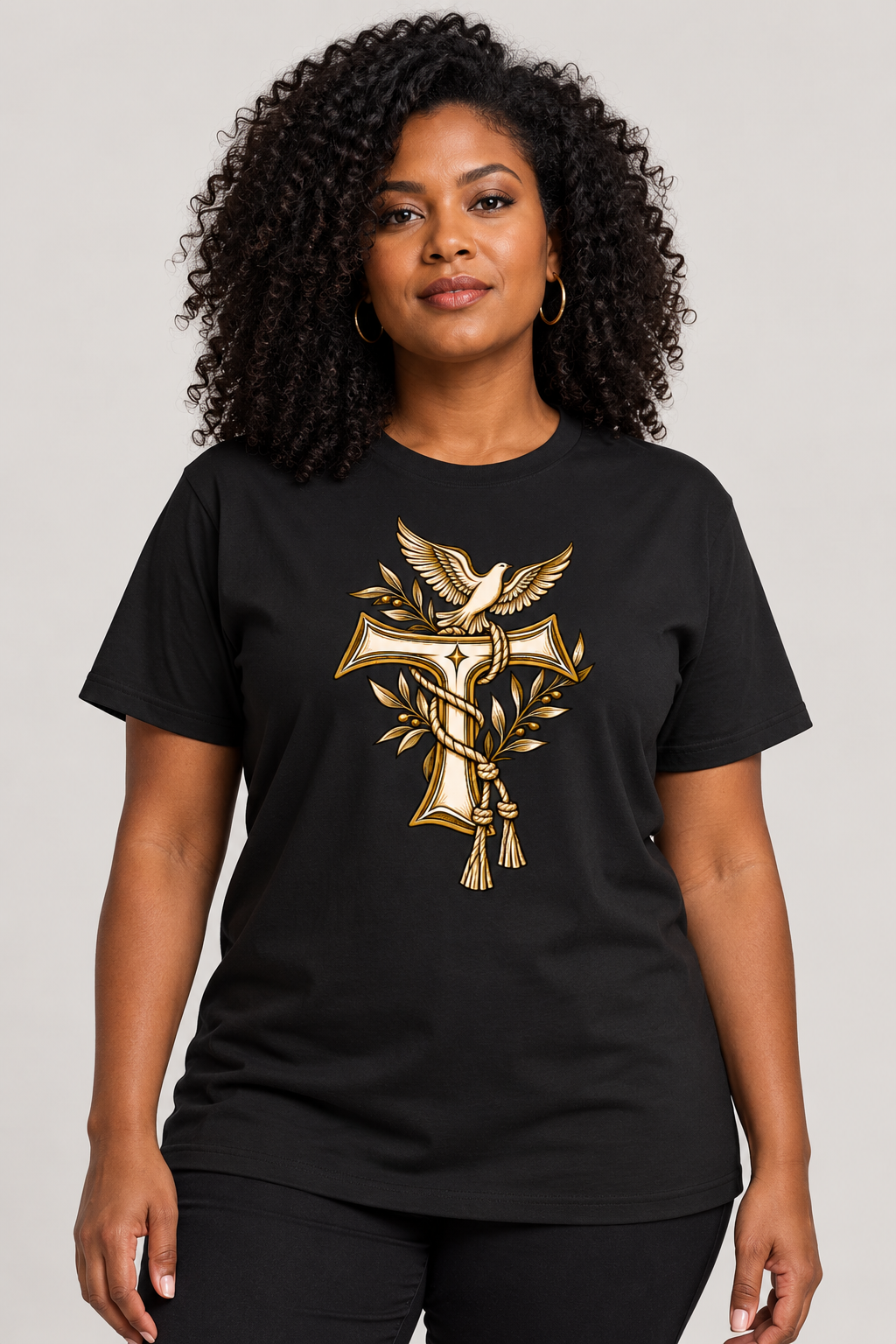Modelo vestindo a camiseta São Francisco Tau na cor preta — mulher